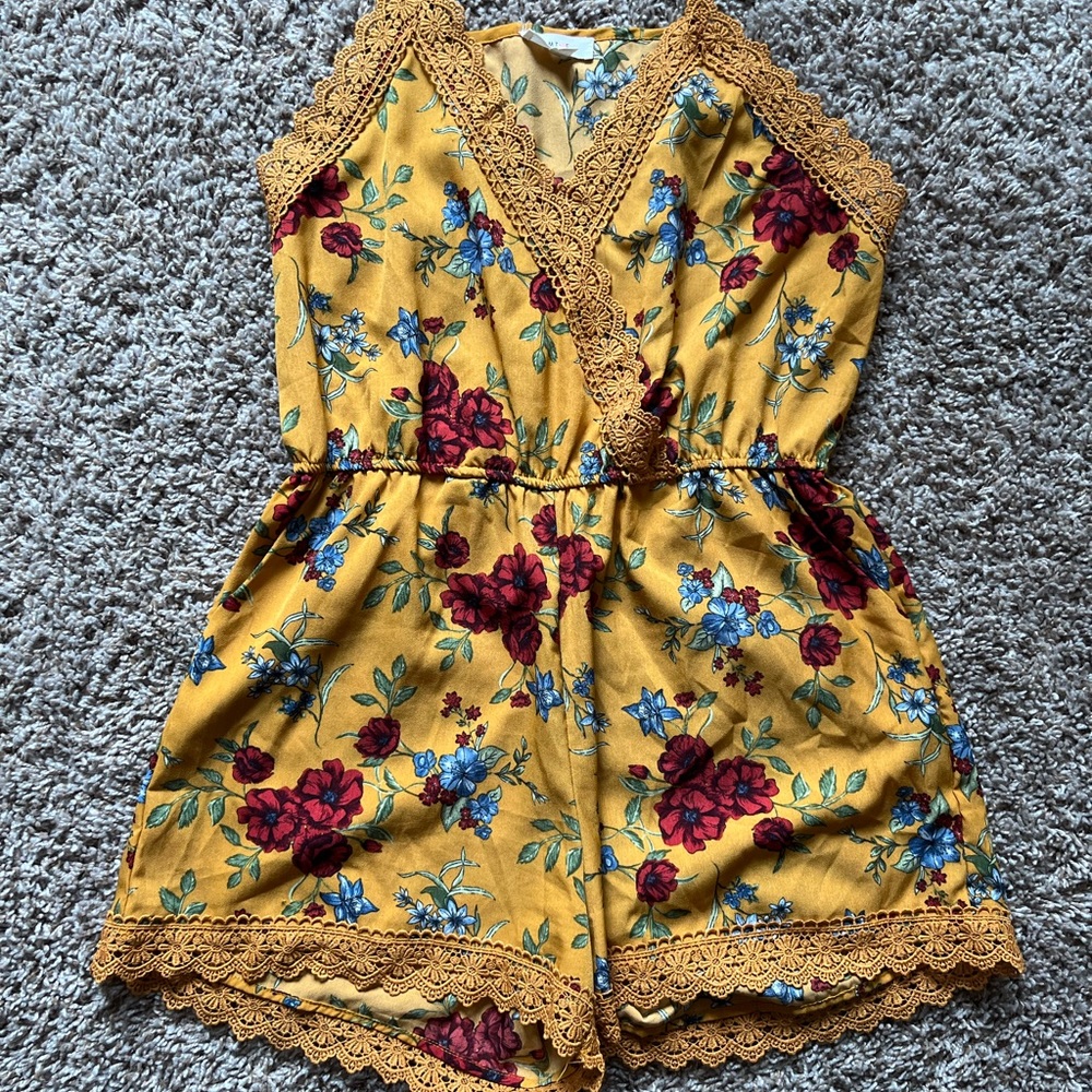 Yellow romper with flowers🌹🌺